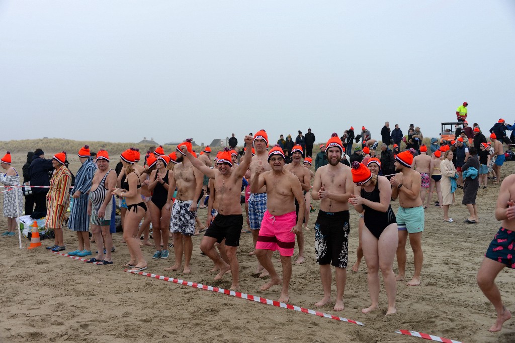 ../Images/Nieuwjaarsduik Noordwijk 2020 014.jpg